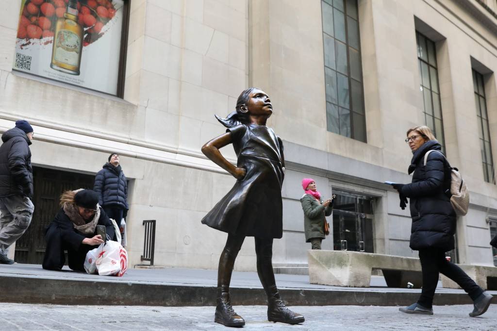 Estátua da "Menina Sem Medo" é posicionada em frente à Bolsa de Nova York