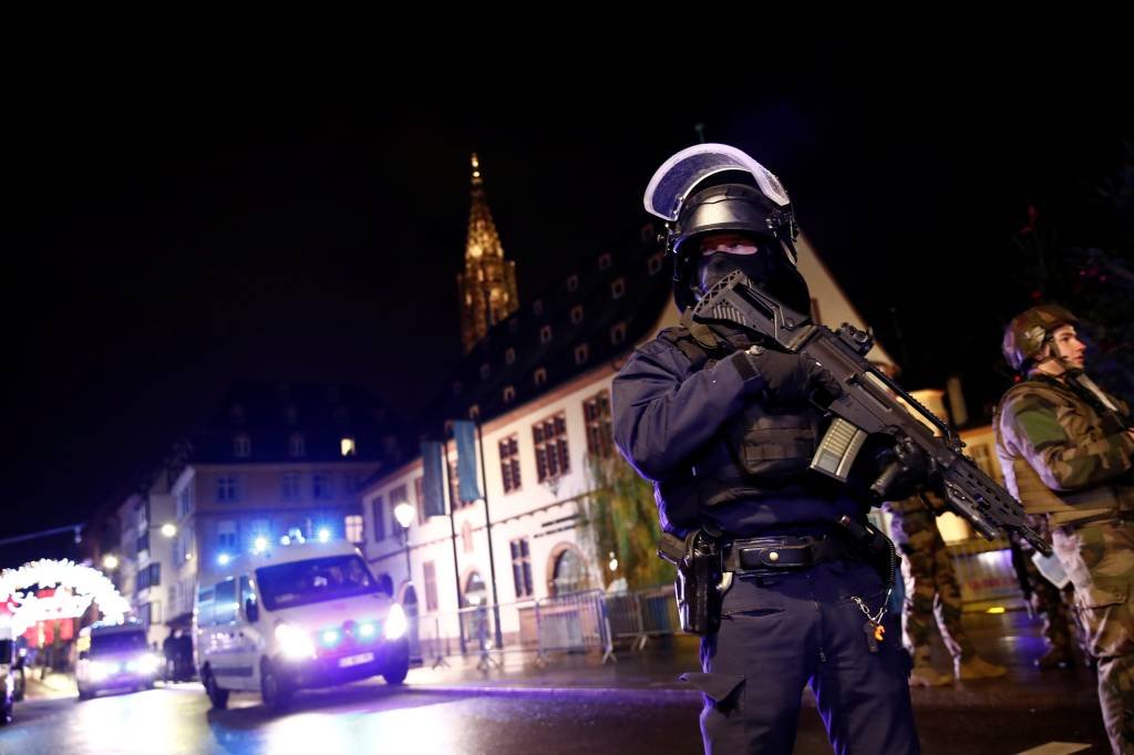 Ministro francês: três pessoas tentaram deter terrorista de Estrasburgo