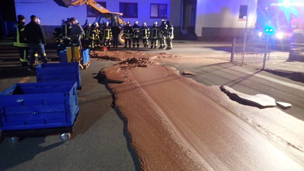 Vazamento de chocolate na rua chama atenção em cidade da Alemanha