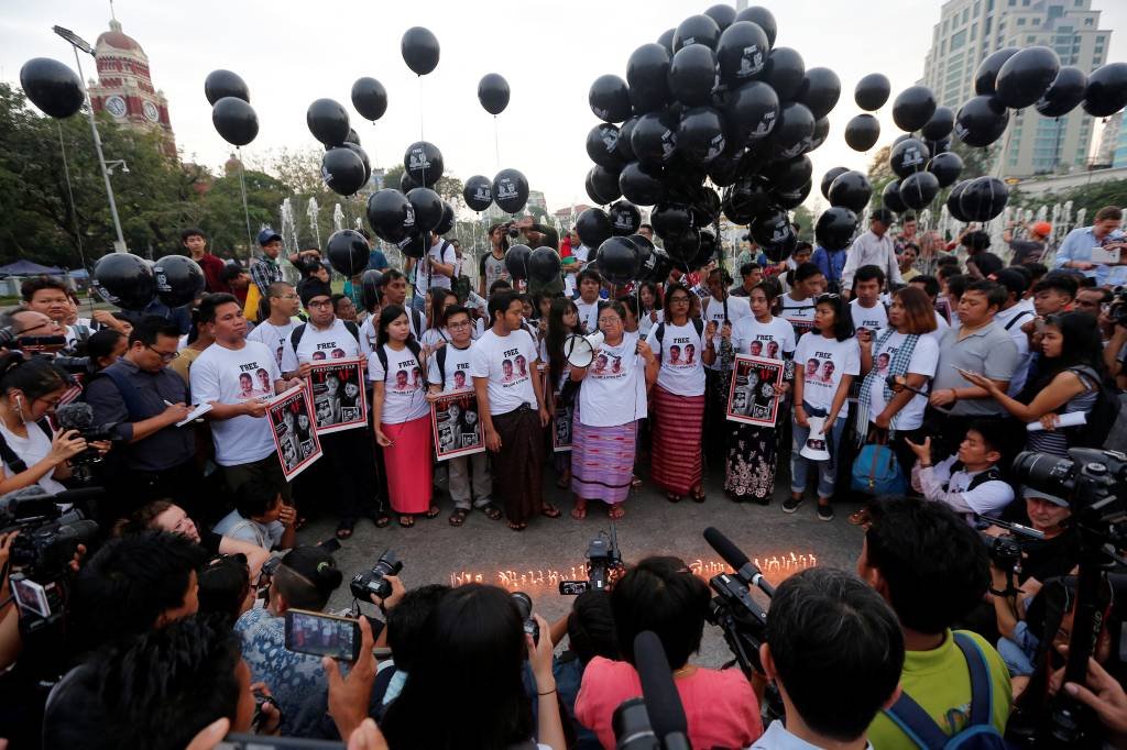 Ativistas protestam para marcar um ano de prisão de repórteres de Mianmar