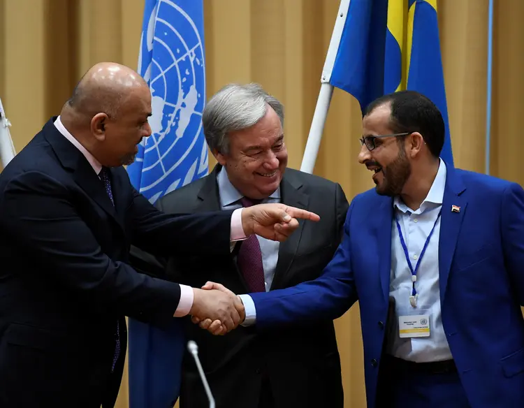 Foto de arquivo: representantes do governo do Iêmen e dos rebeldes houthis fazem acordo de cessar fogo na ONU (Pontus Lundahl/Reuters)