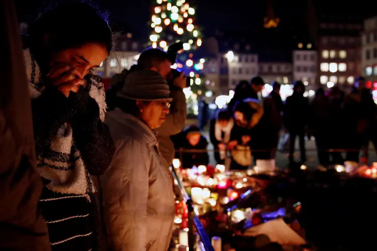 França: população comovida presta homenagens aos mortos em Estrasburgo (Christian Hartmann/Reuters)