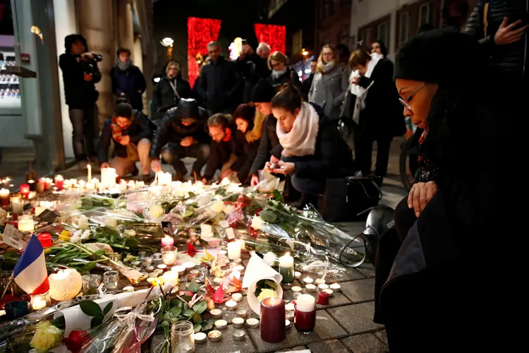 Pessoas choram e prestam homenagens aos mortos em Estrasburgo (Christian Hartmann/Reuters)