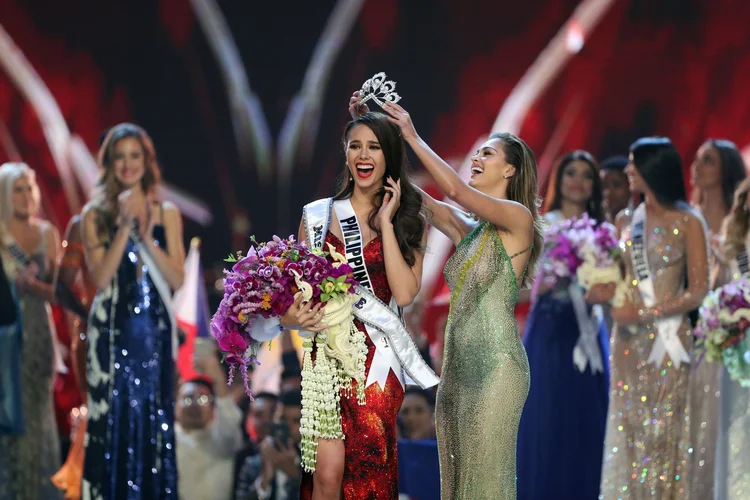 A filipina Catriona Gray recebendo a coroa de Miss (Athit Perawongmetha/Reuters)