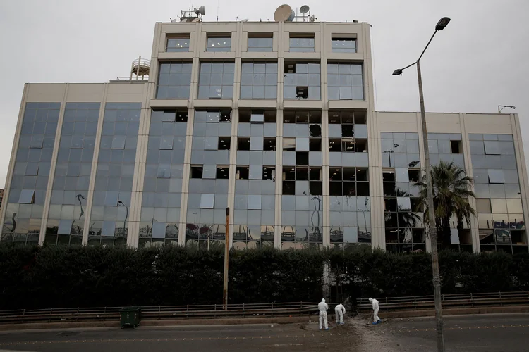 Uma bomba explodiu esta madrugada em Atenas em frente ao prédio que abriga a rede de televisão privada "Skai" (Costas Baltas/Reuters)