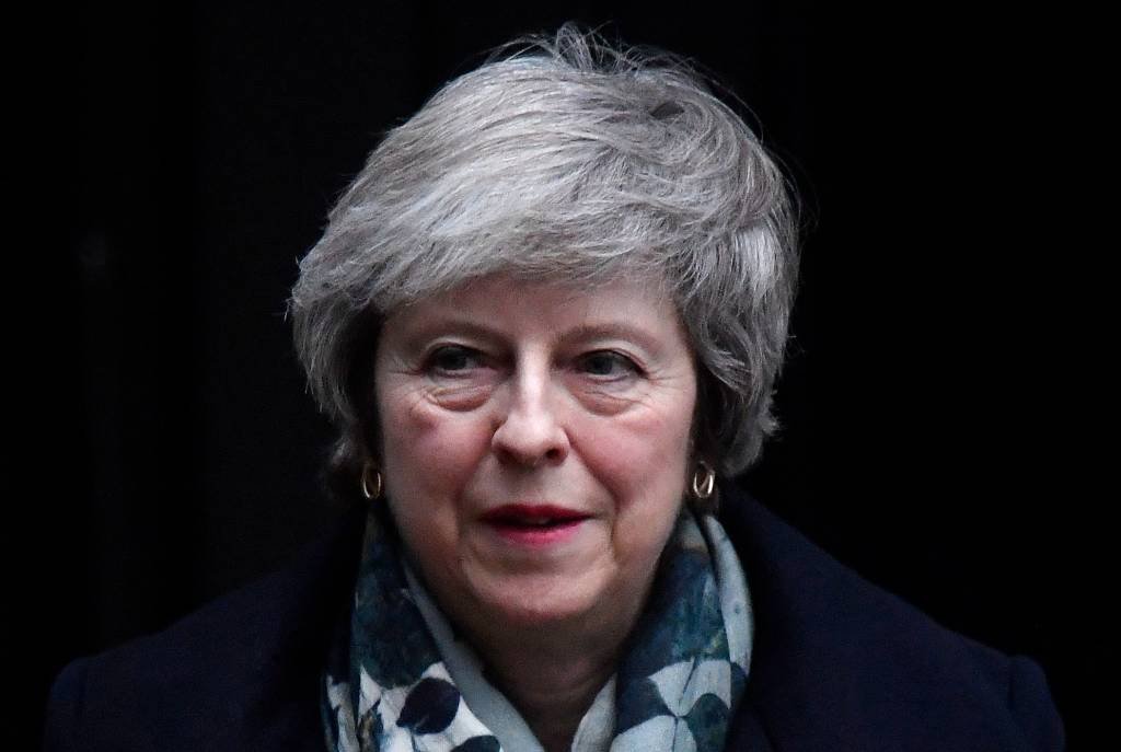 Governo de Theresa May ganha "voto de confiança" após derrota do Brexit