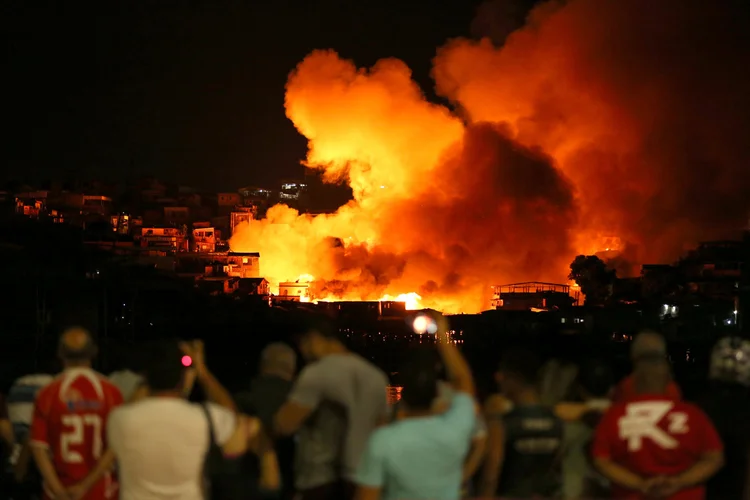 Incêndio em Manaus: moradores observam as chamas do fogo que atingiu residências no bairro Educandos (Bruno Kelly/Reuters)