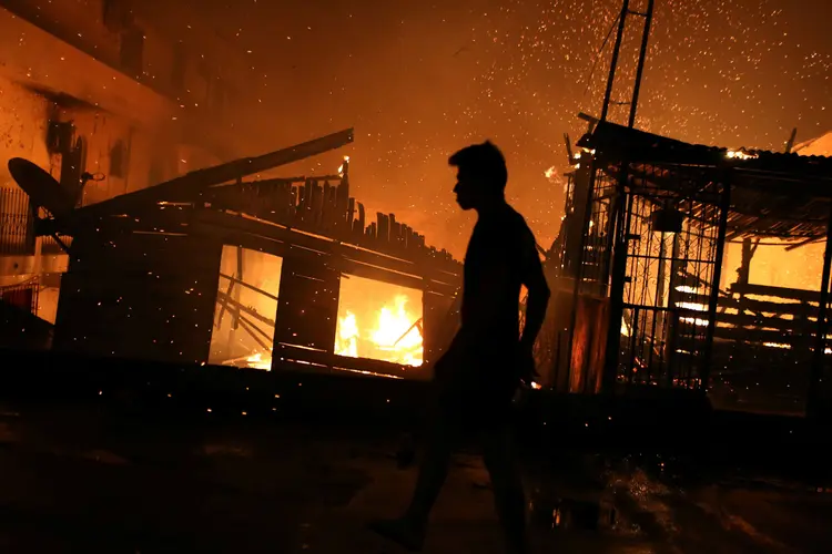 Incêndio de grandes proporções atinge 600 casas em Manaus (Bruno Kelly/Reuters)