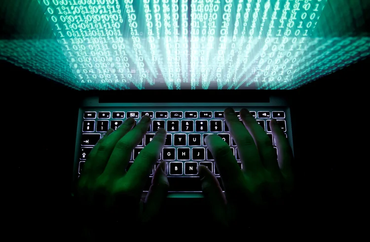 Computador: entre as vagas com mais demanda estão analistas e gestores de sistemas, de projetos, negócios e de produto digital (Kacper Pempel/Illustration/Reuters)