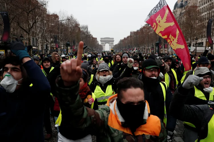No espaço de três semanas, Macron mostra dificuldade para conter uma revolta de um mês contra suas reformas (Benoit Tessier/Reuters)
