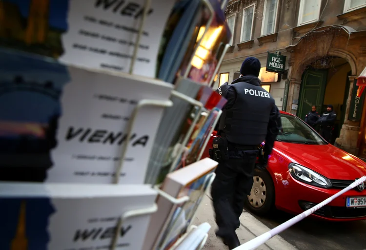 Áustria: dezenas de pessoas saíram correndo em pânico quando foram ouvidos os disparos (Lisi Niesner/Reuters)