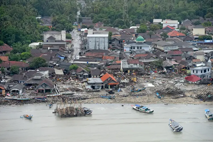 Tsunami na Indonésia: Vista aérea de uma área afetada após o desastre que atingiu a costa de Pandeglang (Antara Foto/HO-Susi Air/Reuters)