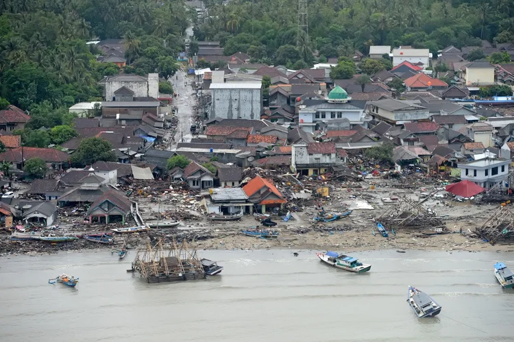 Tsunami na Indonésia: Vista aérea de uma área afetada após o desastre que atingiu a costa de Pandeglang (Antara Foto/HO-Susi Air/Reuters)