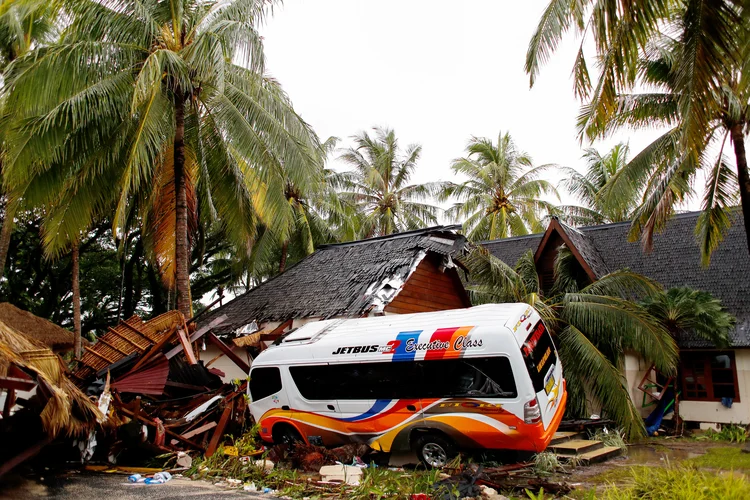 Tsunami na Indonésia: Um carro destruído é visto depois que o desastre atingiu uma área em Tangung Lesung, na Indonésia (Jorge Silva/Reuters)