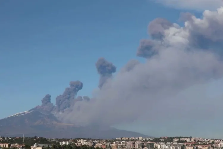 O vulcão Etna, com 3.324 metros de altitude, é o vulcão ativo mais alto da Europa. (Reuters TV/Reuters)