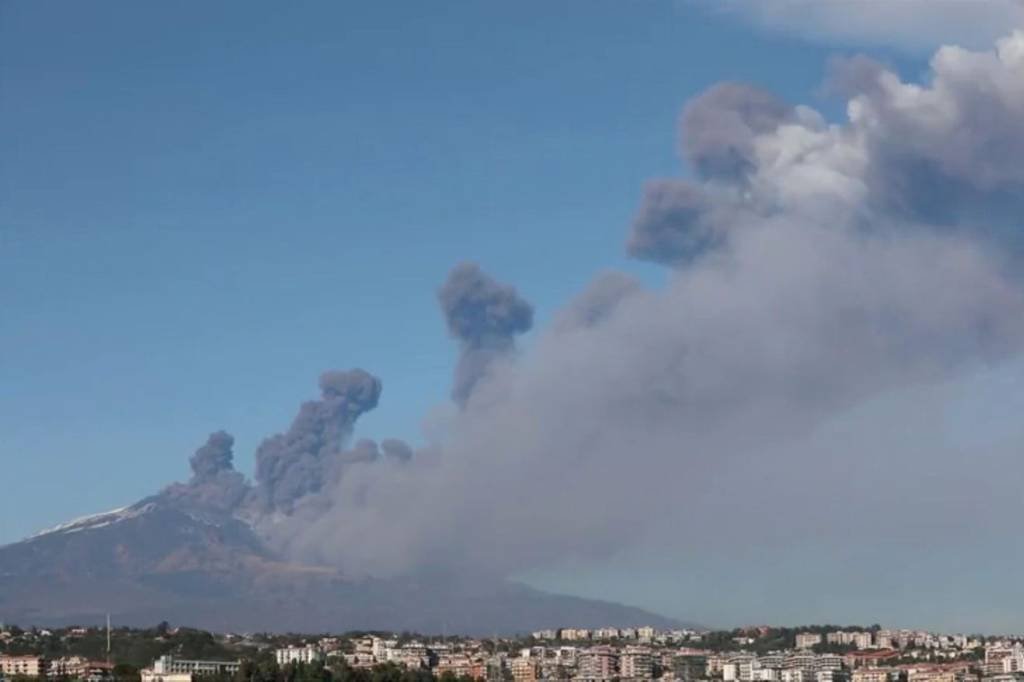 Erupção do vulcão Etna provoca fechamento do aeroporto de Catânia, na Sicília