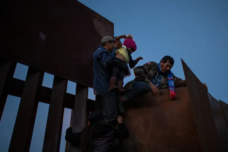 Imigrantes: crianças têm sido mantidas sob custódia do governo dos EUA (Alkis Konstantinidis/Reuters)
