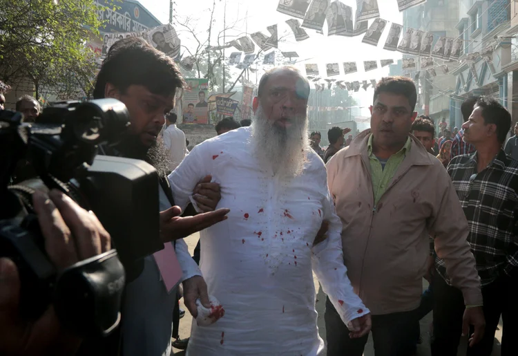 Salahuddin Ahmed, candidato pelo Partido Nacionalista de Bangladesh (BNP) é visto sangrando após ter sido esfaqueado em dia de eleição em Dhaka, Bangladesh. 30 de dezembro de 2018.  (REUTERS / Stringer/Reuters)
