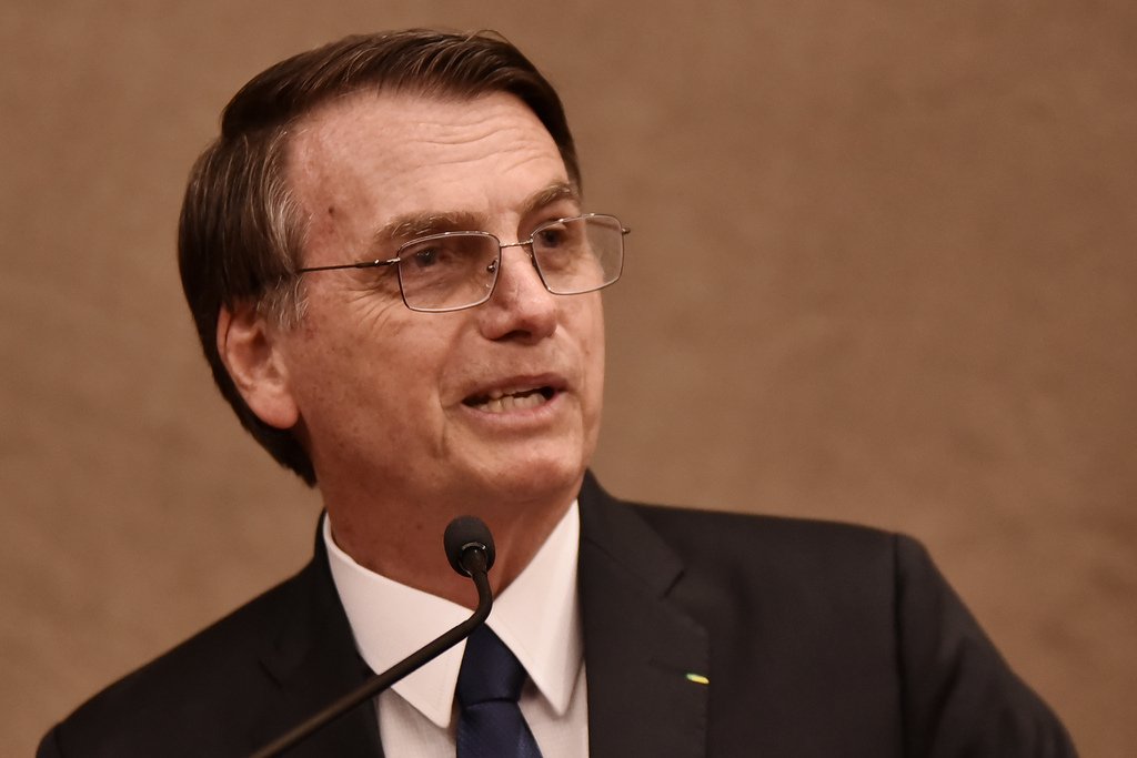 Médicos descartam cirurgia de Bolsonaro antes de janeiro, dizem fontes