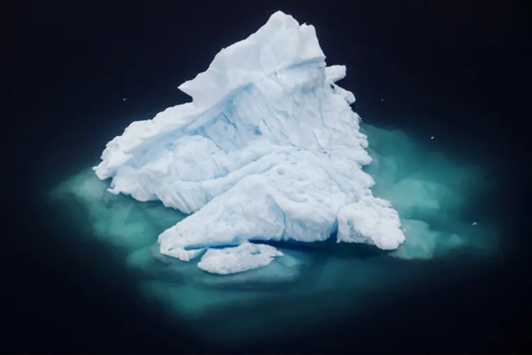 Ártico: iceberg flutua perto da cidade de Tasiilaq, Groenlândia.  (Lucas Jackson/Reuters)