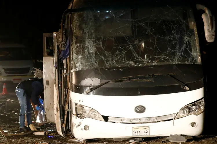 Explosão no Egito: ônibus turístico se dirigia aos monumentos de Gizé, ponto turístico popular nos arredores da capital Cairo e onde estão as famosas pirâmides (Amr Abdallah Dalsh/Reuters)