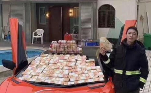 Polícia de Hong Kong prende homem que jogou dinheiro de prédio