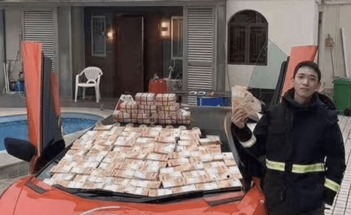 Polícia de Hong Kong prende homem que jogou dinheiro de prédio