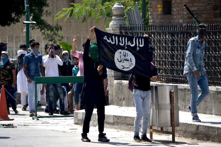 Bandeira do Estado Islâmico na região da Caxemira: grupo é o mais violento do mundo e tem presença em diversos países (Masrat Zahra/SOPA Images/LightRocket/Getty Images)