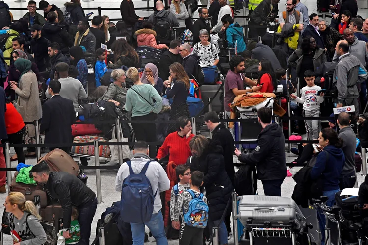 Londres: passageiros esperam na fila pelo check-in no Aeroporto de Gatwick, depois que o aeroporto reabriu aos vôos após seu fechamento por causa da atividade dos drones (Toby Melville/Reuters)