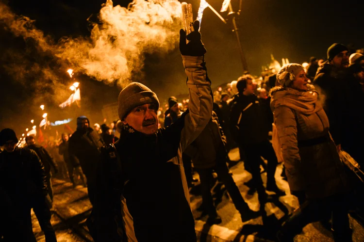 Budapeste: um manifestante foi visto segurando uma chama durante o protesto contra a nova lei trabalhista aprovada pelo governo conservador de direita liderado por Viktor Orban (Omar Marques/SOPA Images/LightRocket/Getty Images)