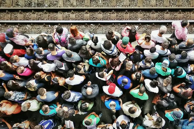 Pessoas esperando o trem em São Paulo: estado lidera ranking de estados com 46.289.333 de habitantes (Ovidio Ferreira / EyeEm/Getty Images)