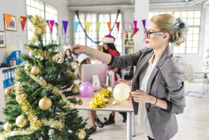 Até a ciência explica por que é uma má ideia comemorar o Natal no trabalho