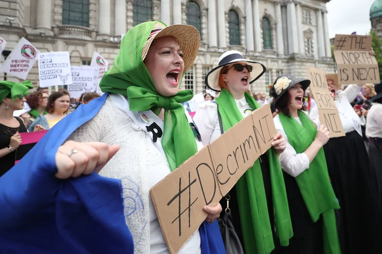 Bandeira da Irlanda: texto autoriza em casos de "risco à vida" e "grave perigo para a saúde" da mulher (Niall Carson/Getty Images)