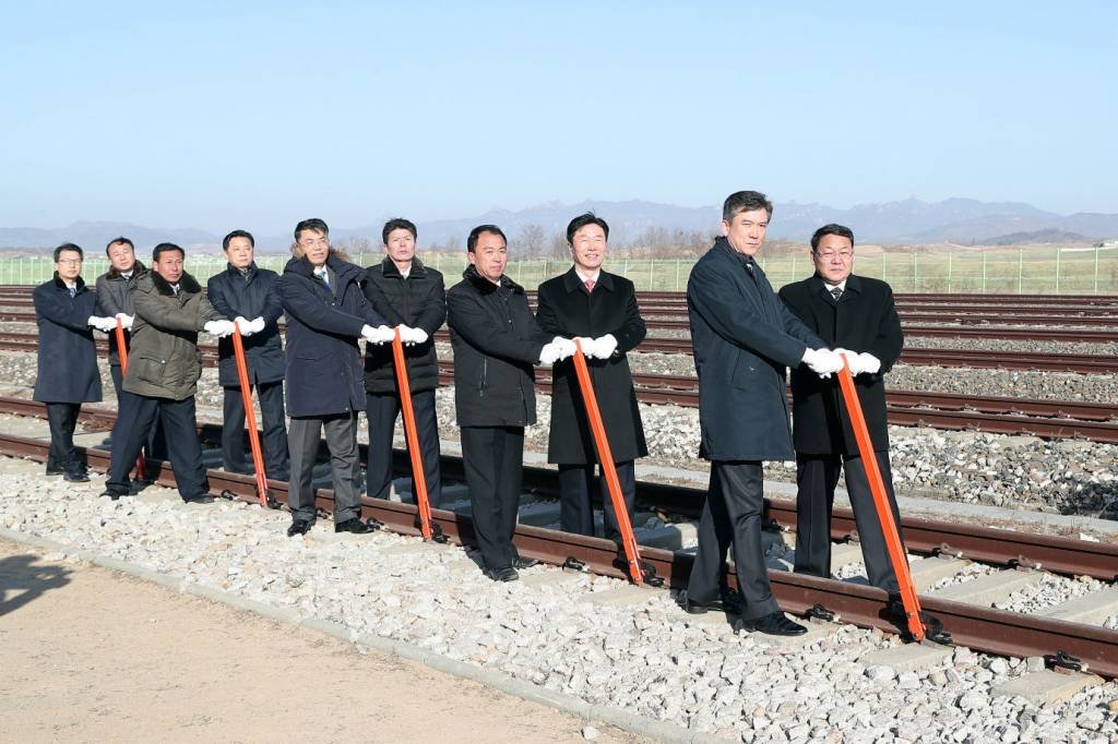 Apesar das sanções da ONU, Coreias inauguram projeto ferroviário histórico