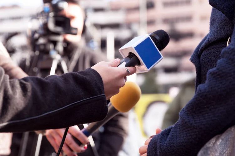 Jornalistas: força-tarefa no Reino Unido quer restaurar a força do jornalismo local (wellphoto/Getty Images)