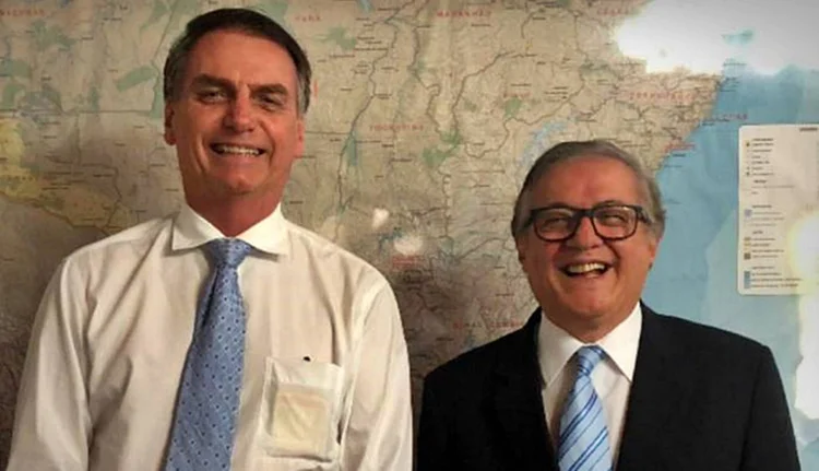 Jair Bolsonaro e Ricardo Vélez Rodríguez: futuro ministro de Bolsonaro é alinhado às pautas da direita conservadora, como a Escola Sem Partido (Eduardo Bolsonaro/Reprodução)