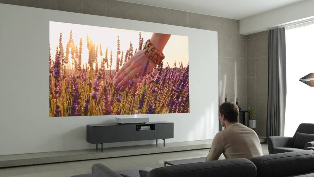Novo projetor da LG quer tomar o lugar da TV na sua casa