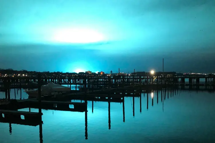 Nova York: a luz azul ilumina o céu noturno após uma explosão de transformadores no Queens Borough, em Nova York (EUA), em 27 de dezembro (Simin Liu/Anadolu Agency/Getty Images)