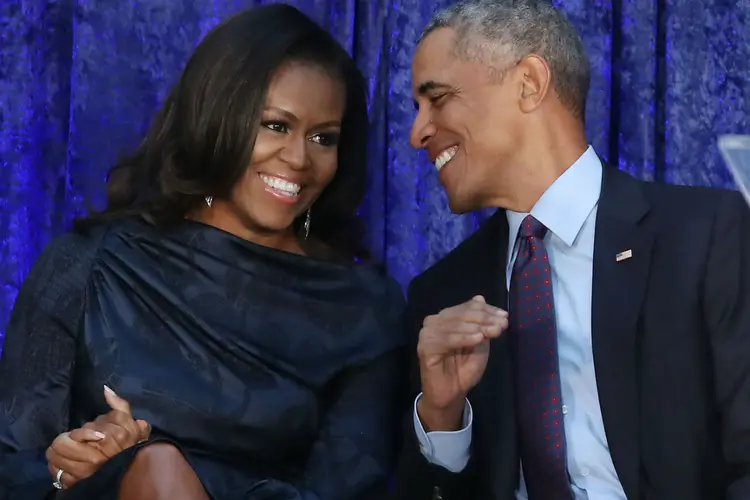 Nos Estados Unidos, é tradicional o presidente convidar seu antecessor e sua esposa para a colocação oficial de seus retratos na Casa Branca (Mark Wilson/Getty Images)