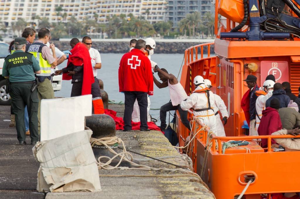Navio de resgate atraca na Espanha com 308 imigrantes a bordo