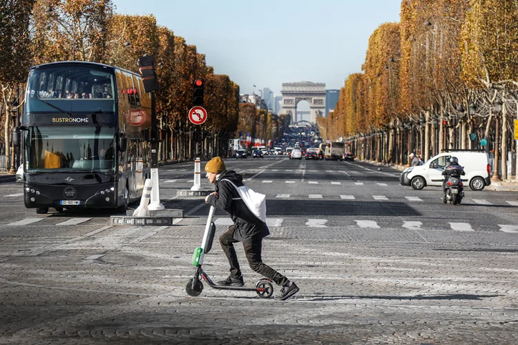 Patinete em Paris: startups do setor continuam atraentes para fundos de investimento (Charles Platiau/Reuters)