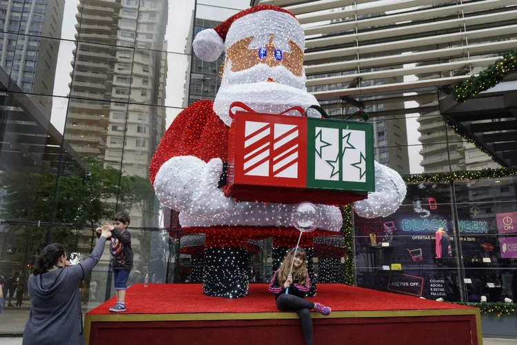 Shopping Cidade São Paulo: pessoas tiram fotos em frente à decoração de Natal (Cris Faga/NurPhoto/Getty Images)