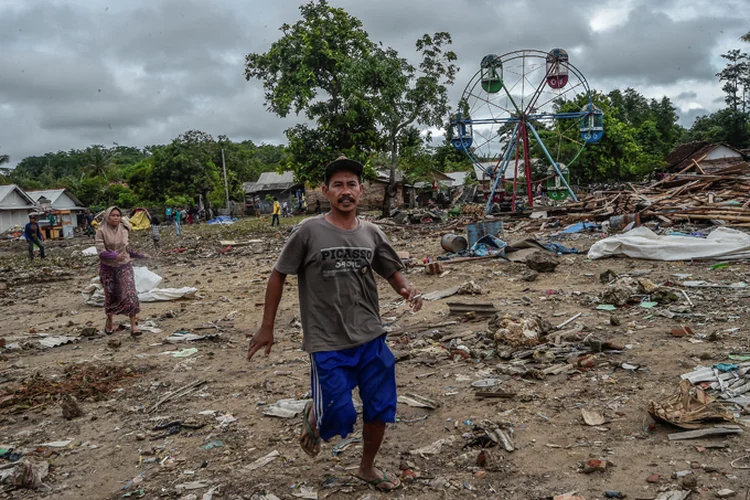 Tsunami: fenômeno destruiu casas, prédios, hospitais, vilas e porto (Antara Foto/Muhammad Adimaja via Reuters/Reuters)