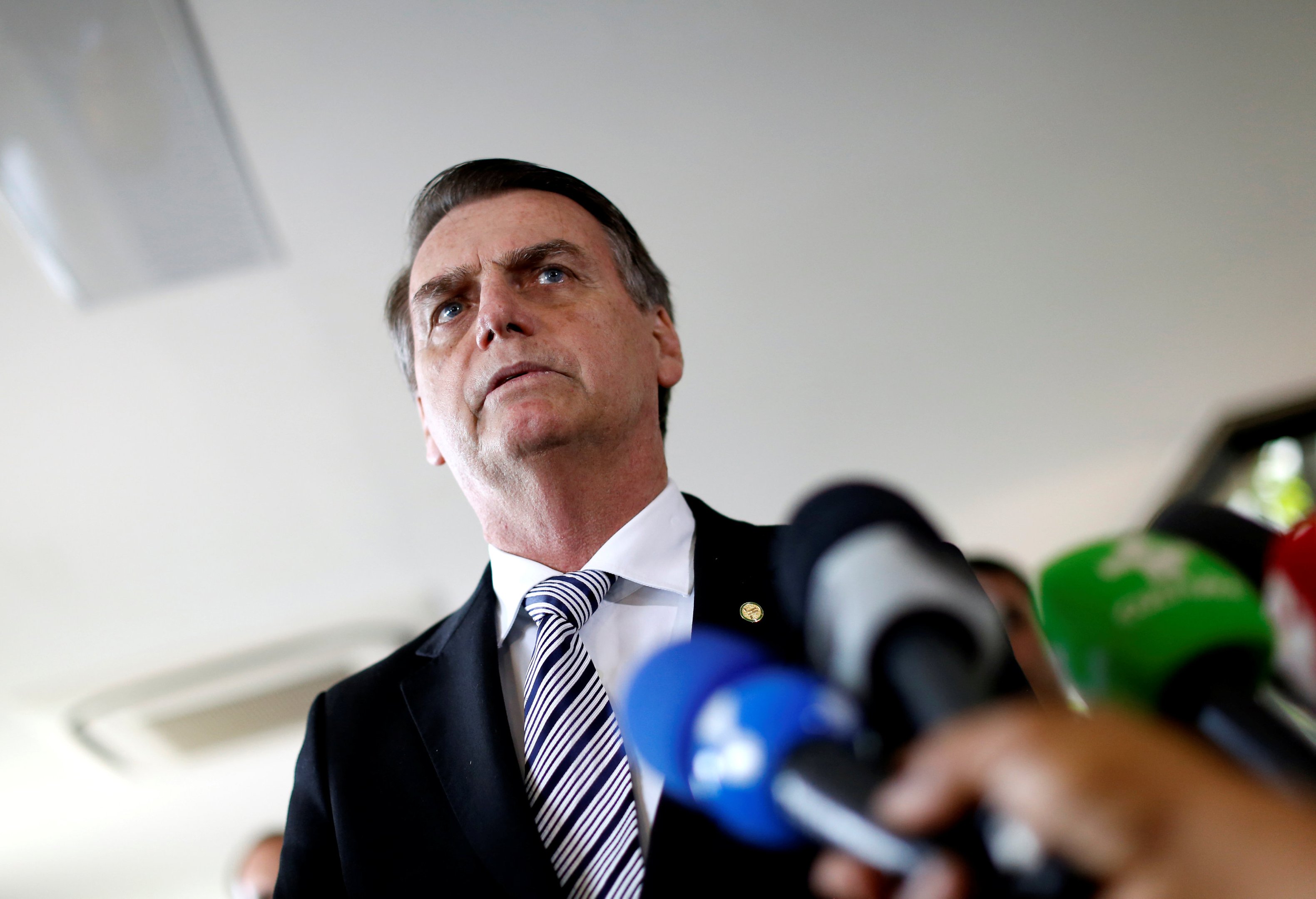 Bolsonaro manda reavaliar atos de Temer e planeja rever contratos