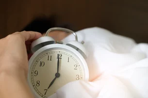 Os melhores horários para acordar: como escolher o momento ideal para começar o dia