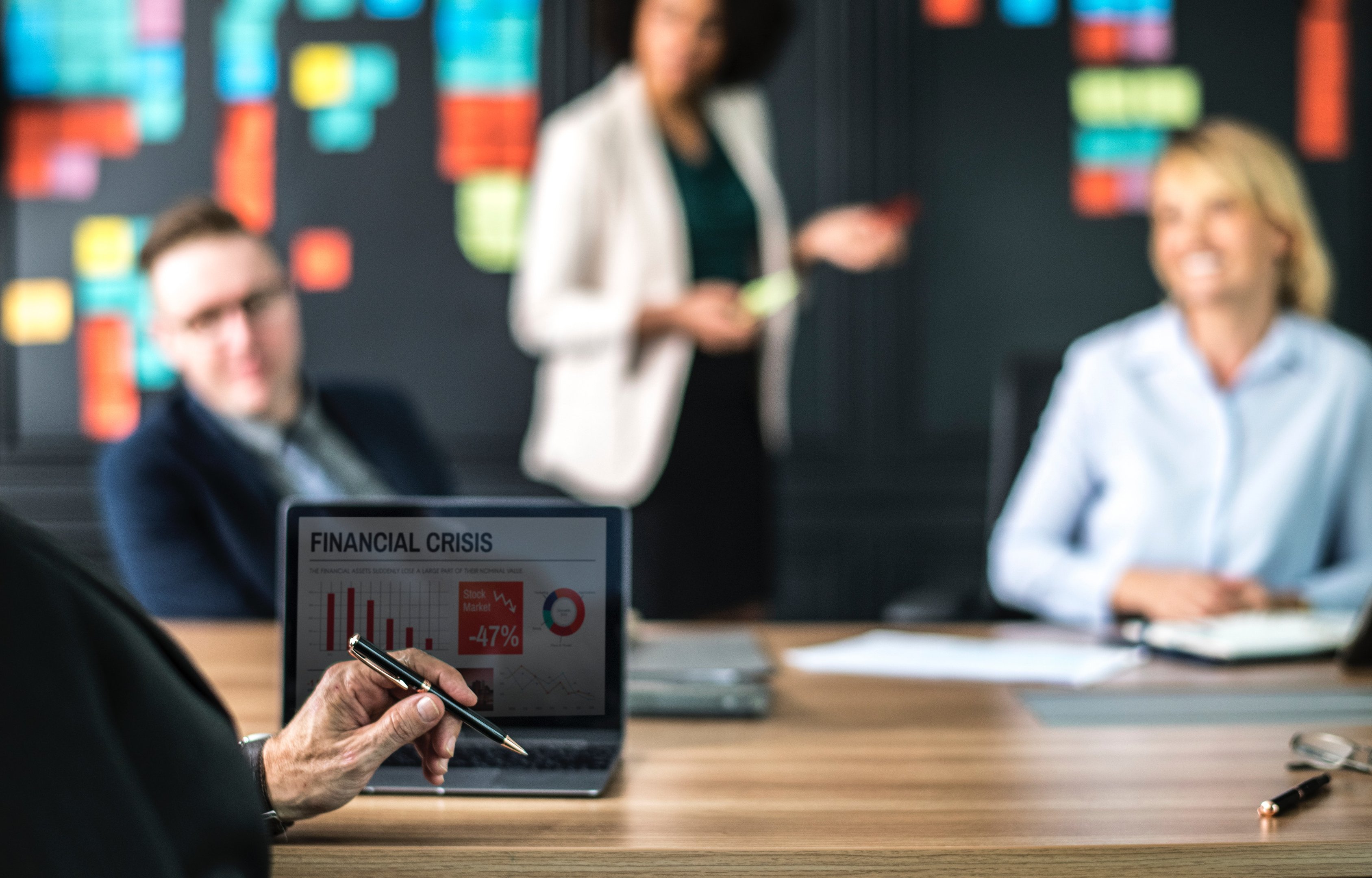 'Pense além do salário': especialista explica como fazer uma negociação no trabalho