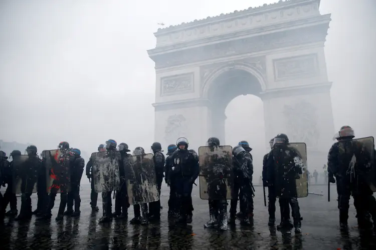 Polícia na frente do Arco do Triunfo durante confronto com manifestantes em Paris (Stephane Mahe/Reuters)