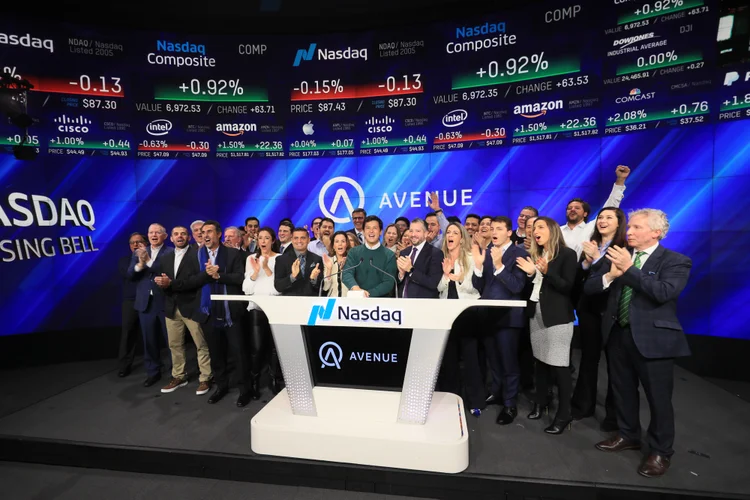 Roberto Lee e equipe da Avenue tocam a campainha da Nasdaq (Nasdaq/Divulgação)