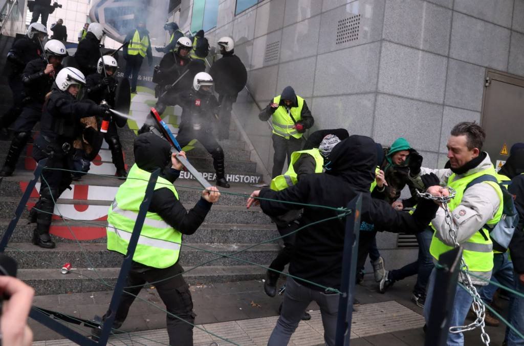 Fúria dos "coletes amarelos" invade a Bélgica e 400 pessoas são presas