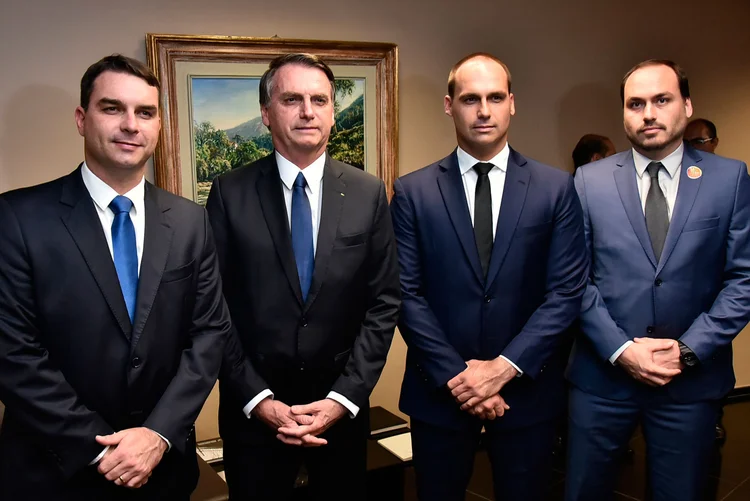 Família Bolsonaro: o 02 do presidente, Carlos Bolsonaro, empregou assessor ligado a Queiroz (Rafael Carvalho/Governo de Transição/Divulgação)